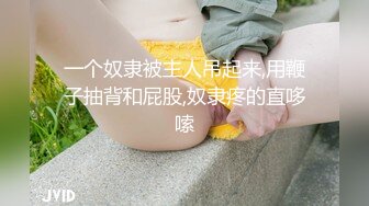 一个奴隶被主人吊起来,用鞭子抽背和屁股,奴隶疼的直哆嗦