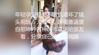 漂亮眼睛口罩美女钟爱黄瓜自慰，舔弄黄瓜展示口活，站立抬腿特写黄瓜插入，毛毛浓密手指扣弄高潮出浆