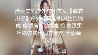 《极品CP魔手外购》色胆包天大神潜入移动办事大厅女厕独占坑位隔板缝中连续偸拍，各种高跟制服美腿极品丝袜OL方便 (7)