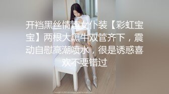 黑丝露脸老骚逼伺候屋里的三个男人，真鸡巴骚主动口交上位激情抽插，躺在地上被大哥轮番爆草