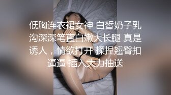 公共厕所众目睽睽下勾搭陌生人,一群路人驻足观看男男做爱