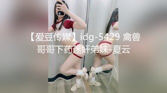 清纯眼镜双胞胎妹子单人大尺度自慰，撩起衣服露出贫乳，假屌骑乘扭动小腰，毛毛浓密跳蛋塞逼手指扣弄