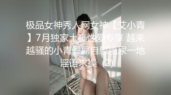 地铁福利多多益善，美女这姿势坐在地上 露出两瓣诱惑的阴唇，请问这是什么意思呢？