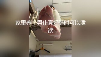 真实夫妻居家玩弄媳妇的逼逼给狼友看，掰开小穴展示无套插入媳妇的逼逼漏出骚奶子爆草抽插，嫂子差点露脸了