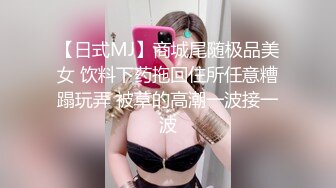 公厕吃两鸡，无人现场