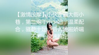 地铁上偶遇小美女专心玩手机 乘机狂拍她漏出的大奶小葡萄