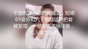 厕所妹子尿完用手插无毛粉鲍鱼