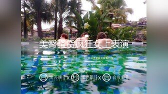 私房46RMB热作品，和D奶闺蜜一起洗澡，女主坐在浴缸里面，闺蜜坐在浴缸外面洗淋浴