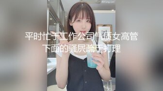 小吃街抄底白色连衣裙的漂亮美女 竟然没穿内裤 粉嫩的鲍鱼还残留着白色的液体 难道是刚刚被操过？