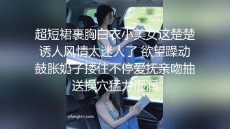 年轻嫩妹子一个人在家偷偷躲到卧室中露脸自慰三点全露，超级粉嫩鲜鲍鱼