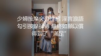 《黑客破解家庭网络摄像头》偷拍平头小哥和媳妇在窗台边的大床上激情被外面的摄像头监控