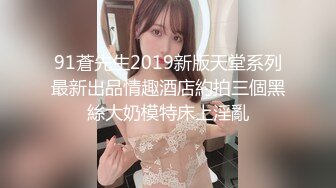 【极品厕拍】固定后景《大学校园女厕》偷拍大学校园妹子如厕嘘嘘 还有老师乱入 第一个逼型好奇怪