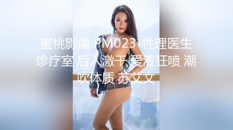 寂寞美女轻轻抚摸黑木耳