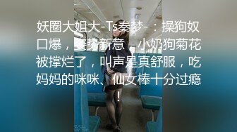 政府上班的眼镜妹女友，中午下班回来坐在大厅深喉口爆，直接把精子吞了