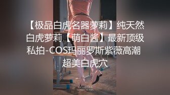 澡堂子偷拍眼镜妹脱一半裤子露出俩屁股蛋和同伴聊天