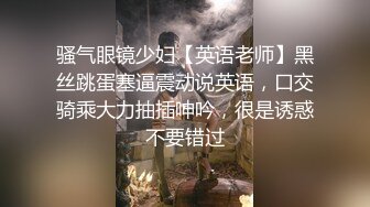 【360】补漏稀缺玫瑰蝴蝶主题精选 近视角漂亮大学生情侣，热恋期浓情蜜意各种啪啪欢度周末，下身脱光骑在男友脖子上真会玩