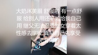 新交的女友，没想到比我还野，旁晚吃完饭下楼公园散步，女友胸罩都没穿就出门，直接撂下衣服撸奶子！