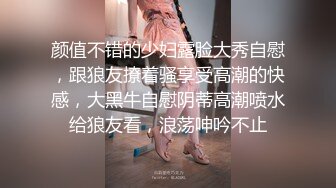 家里人在客厅聊天，小美眉自己偷偷在浴缸打飞机出了好多淫水