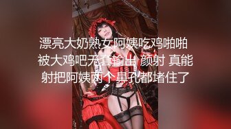 大神在小餐厅一下子偷拍到了两个漂亮妹纸