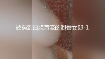 平台人气女模全程露脸情趣诱惑，激情大秀陪狼友骚，跟狼友互动揉捏骚奶子展示性感的逼逼，看淫水自己流下来