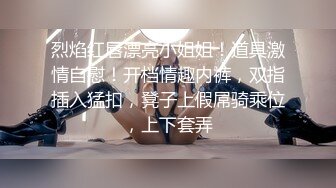 校园情侣思念太久，趁同学们还没来教室，男友解开拉链喂女友吃棒棒！