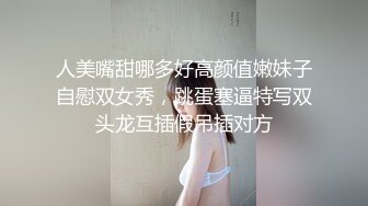 兼职小少妇黑丝露脸跟纹身小哥啪啪，口交大鸡巴对着镜头舔弄龟头样子好骚，让小哥爆草抽插还想让小哥射嘴里