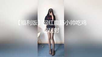 爱穿丝袜的骚妈在车里骚，高跟丝袜诱惑漏着奶子玩骚逼，跳蛋塞逼里玩弄，按摩棒玩弄阴蒂浪荡呻吟不要错过